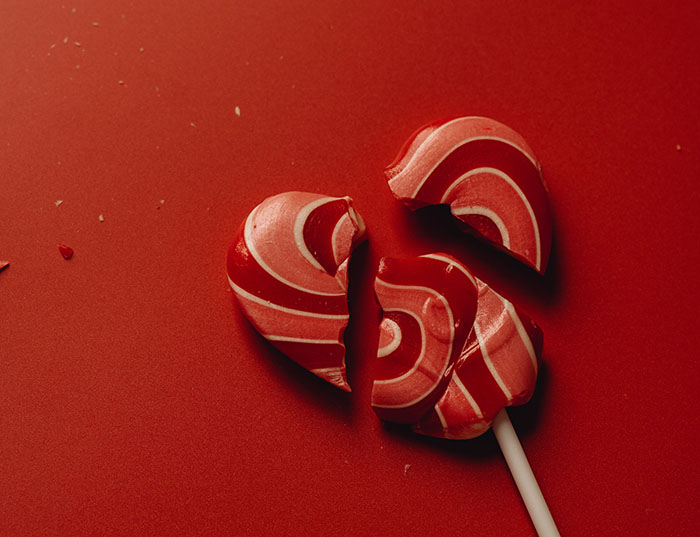 fondo rojo con piruleta en forma de corazon roto diabetes biodescodificacion